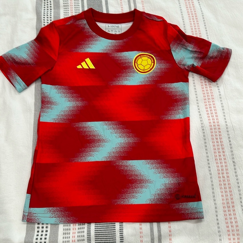 Columbia soccer ⚽️ jersey Youth 9-10 years old